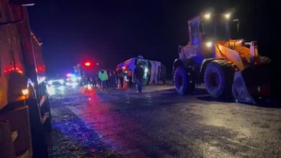 Kahramanmaraş'ta kontrolden çıkan minibüs devrildi: 1 ölü, 19 yaralı