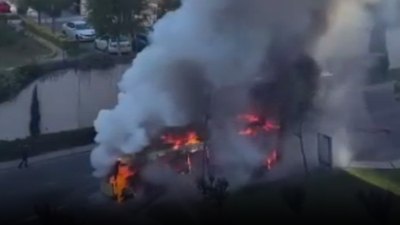 İstanbul'da İETT otobüsü alevler içinde yanarak kullanılamaz hale geldi