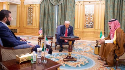 Suudi Arabistan'daki Suriye zirvesinden dikkat çeken kare