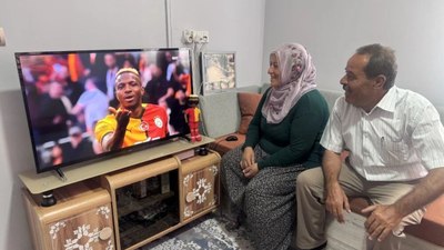 Kayseri'de 52 yaşındaki Galatasaray taraftarı, Victor Osimhen'in bebeğini ördü