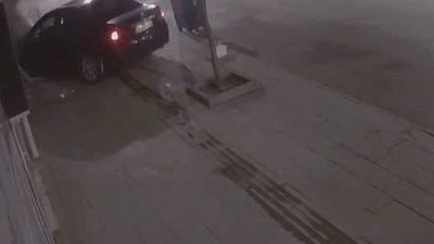 Çorum'da otomobiliyle iş yerine çarptı, kaçtı