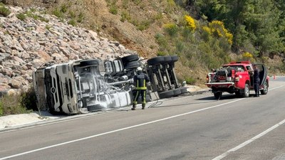 Antalya’da zift yüklü tankeri taşıyan tır devrildi