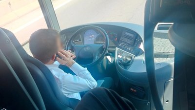 Mersin'de direksiyon başında telefonla konuşurken polise yakalandı