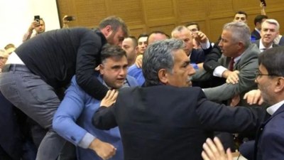Bursa Büyükşehir Belediye Meclisi'nde kavga çıktı