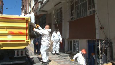 İstanbul'da zihinsel engelli kızıyla birlikte yaşayan kadının evinden tonlarca çöp çıktı