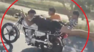 Hatay'da motosikleti üzerine yatarak sürdü