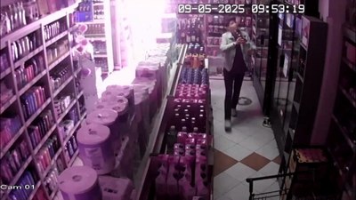 Antalya'da market sahibini oyalayıp, içki çaldılar