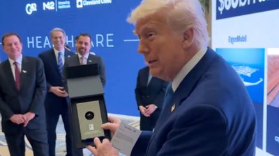 Donald Trump'ı Orta Doğu turu: Bir damla petrol hediye edildi