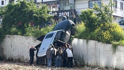 Samsun'da lüks cip kaza sonrası duvarda asılı kaldı