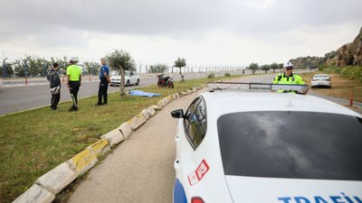 Antalya'da kazada ölen arkadaşının cansız bedeninin başından ayrılmadı