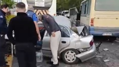 Ankara'da minibüs, kırmızı ışıkta bekleyen araçlara çarptı: 14 yaralı