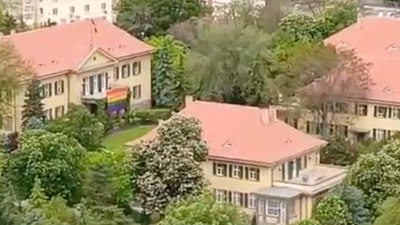 Almanya'nın Ankara Büyükelçiliği'nde LGBT flaması