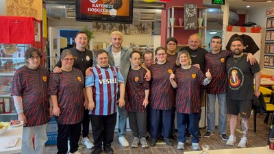Barış Alper Yılmaz, Down Cafe’ye destek oldu