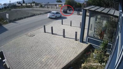 Hatay'da otomobille çarpışan motosikletten metrelerce havaya uçtu