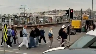 İstanbul'da bir turist kafilesi boş yolda yaya ışığını bekledi