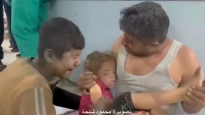 Gazze'de acılı baba saldırıda kaybettiği kızını son kez öptü