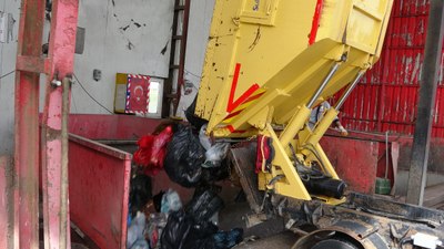 İstanbul'da yanlışlıkla çöpe atılan hatıra kolye 7 ton çöpün içinde bulundu