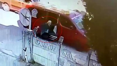 Sakarya'da hareket eden dolmuştan inmek isterken sürüklendi