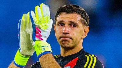 Emiliano Martinez, maçı sonrası gözyaşlarını tutamadı