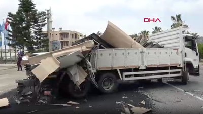 Antalya'da asfalt yüklü kamyon ortalığı savaş alanına çevirdi