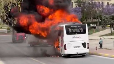 Mersin'de yolcu otobüsü alev alev yandı