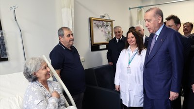 Açılışını yaptığı hastanedeki hastaları ziyaret etti