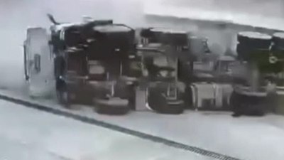 Antalya'da asfalt yüklü kamyon araçlara çarpıp devrildi: 2 yaralı