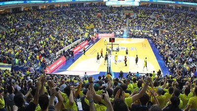 Fenerbahçe taraftarından basketbol maçında Ali Koç'a tepki