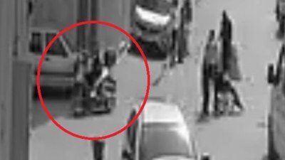 Bursa’da motosikletli kurye karşıya geçen kadına çarpıp kaçtı