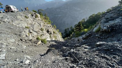 Antalya’da otomobil uçuruma yuvarlandı : 1 ölü