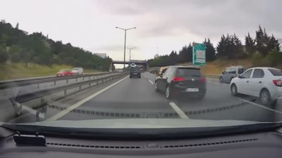 İstanbul'da makas atan otomobilin yaptığı kaza kamerada
