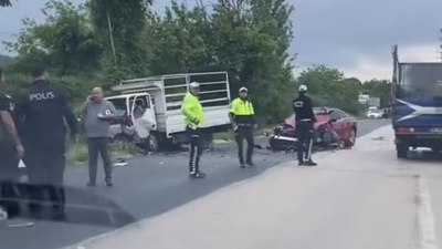 Bursa'da kamyonet ile otomobil çarpıştı
