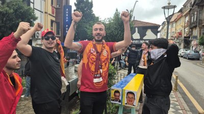 Galatasaraylı taraftarlardan Fenerbahçe'ye tabut göndermesi