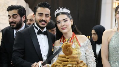 Diyarbakır'da evlenen çift, düğünde pasta yerine burma kadayıf kesti