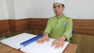 Gaziantep'te görme engelli depremzede genç 15 ayda hafız oldu