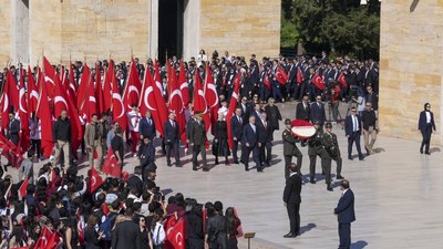 81 ilden gelen gençler Anıtkabir'e koşuyor