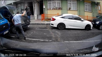 İstanbul'da hatalı parka kızan şahıs aracının aynasını kırdı
