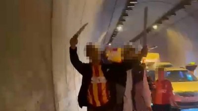 İzmir'de döner bıçağıyla şampiyonluk kutlamasına katıldılar