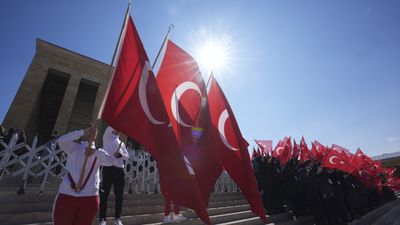 İlk adımın ışığında 106'ncı yıl: 81 ilden gelen gençler Anıtkabir'e koşuyor