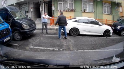 İstanbul'da öfkeli sürücü kendi aracının aynasını kırdı