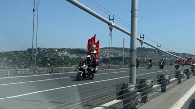 15 Temmuz Şehitler Köprüsü'nde Atatürk heykeliyle motosiklet korteji
