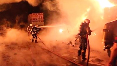 Kocaeli'de palet deposunda yangın paniği