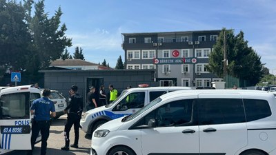 Şanlıurfa'da adliye önünde taşlı sopalı kavga