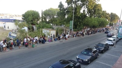 Çeşme'de Yunan adalarına tatile gitmek isteyenler uzun kuyruklar oluşturdu