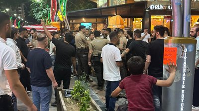 Diyarbakır'da ehliyetsiz motosikletliyi yakalayan bekçiler ile vatandaşlar arasında gerginlik