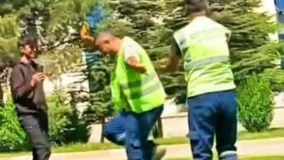 Elazığ'da davul sesini duyan temizlik görevlileri oynamaya başladı