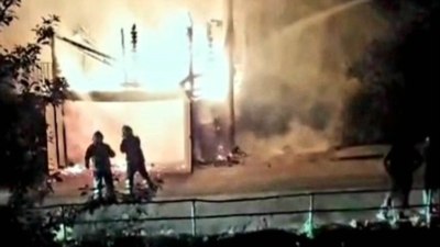 Karabük'te evin önündeki garaj alevlere teslim oldu