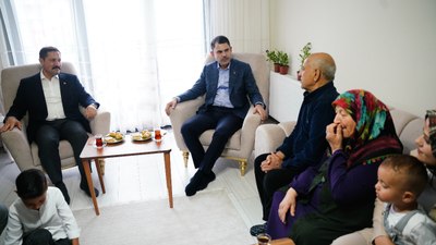 Depremzede ailenin ilk misafiri Bakan Kurum oldu