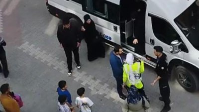 İstanbul'da hatalı şekilde öğrenci indiren servis sürücüsü polisle tartıştı