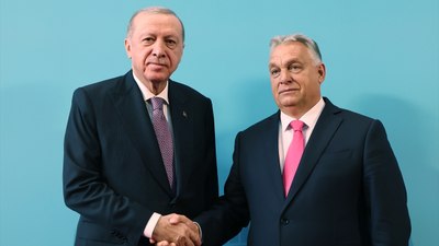 Cumhurbaşkanı Erdoğan'ın Macaristan'da liderlerle samimi sohbeti
